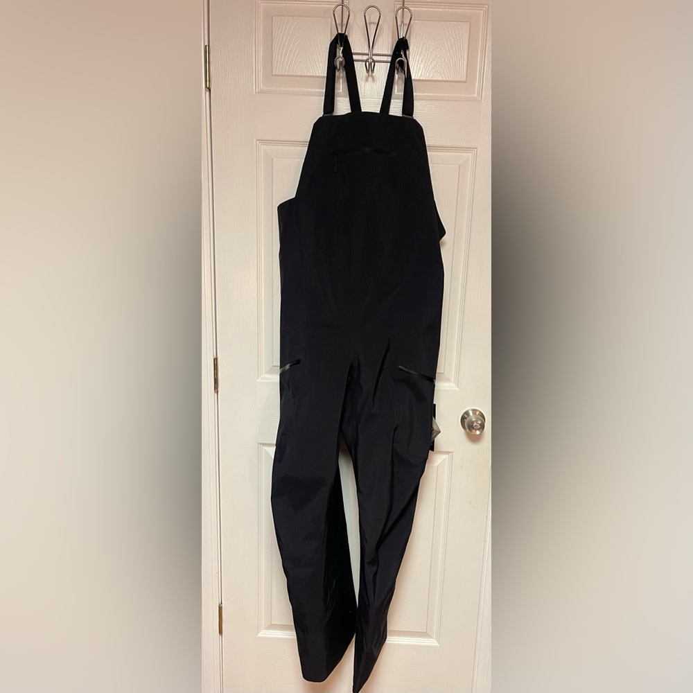 NWT- ARC’TERYX Sentinel Bib Pants - Women’s size 16 Black